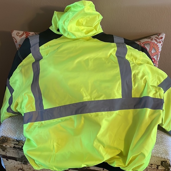 Hi vis waterproof jacket with zip out inner fleece very warm everything works 👍 - Picture 3 of 4